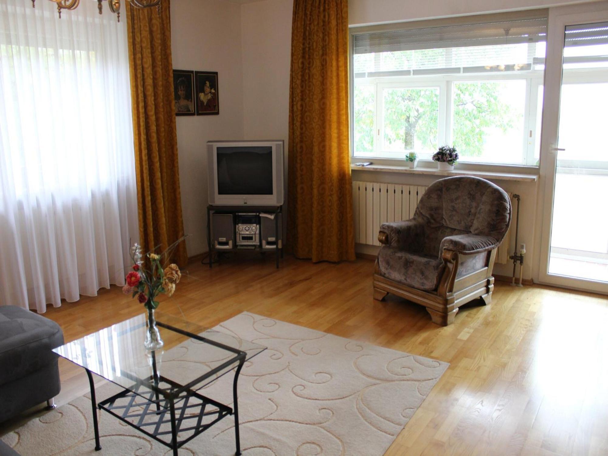 Welcoming Chalet Near Forest In 론바크 외부 사진